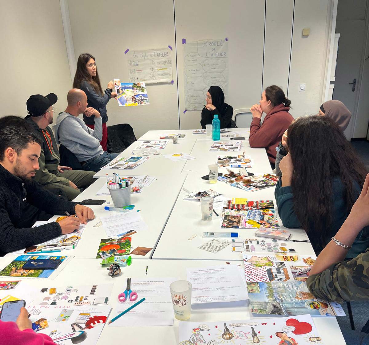 WhatsApp-Image-2025-02-27-at-21.27 Photo de Rahima avec des enfants au premier plan lors d'un atelier